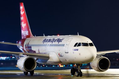 Prague, Çek Cumhuriyeti - 11 Ocak: Csa - çek Hava Yolları'nın Airbus A319-112 taksi 21 Ocak 2016 Prg havaalanında almak için önce özel üniforma içinde. CSA Çek Cumhuriyeti'nin ulusal havayolu şirketidir.