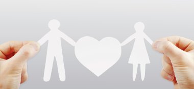 Kağıt aile elinde kalp ile