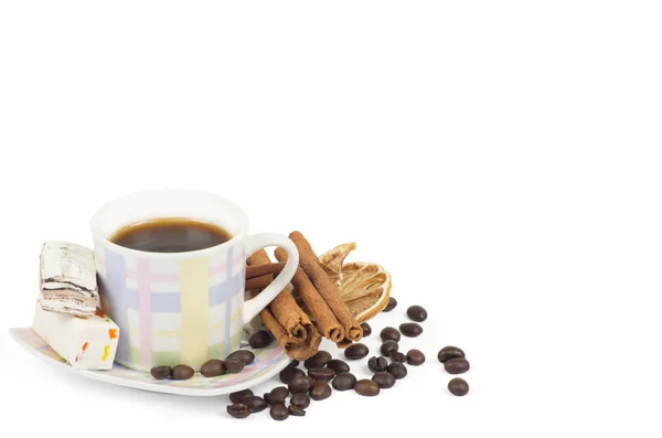 Csésze kávé alapanyagokból — Stock Fotó