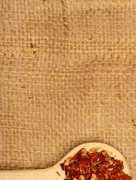 Kryddor i sked på säckväv — Stockfoto