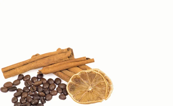 Кофейные зерна, корица и лимон — стоковое фото