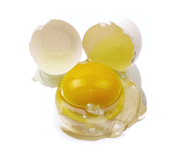 Gebroken ei geïsoleerdkırık yumurta izole — Stockfoto