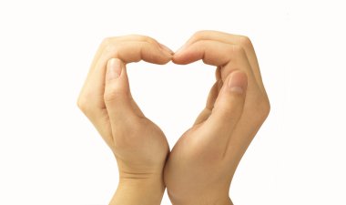 eller üzerinde beyaz bir kalp oluşturan