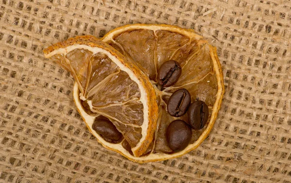 Limon ve kahve çekirdekleri üzerine çuval bezi — Stok fotoğraf