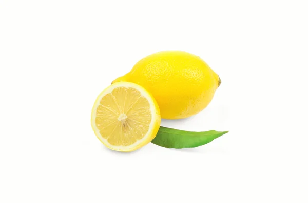Limones con hoja aislada —  Fotos de Stock