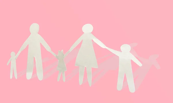 Паперова сім'я на рожевому — стокове фото