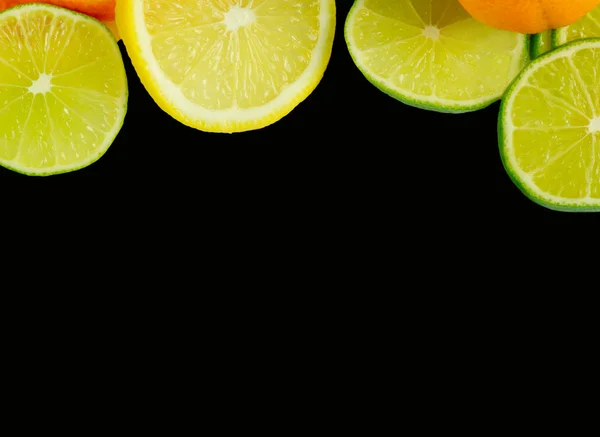 Stapel von geschnittenen Früchten auf schwarz — Stockfoto