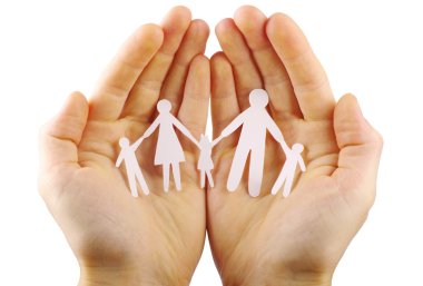 Kağıt aile ellerinde.