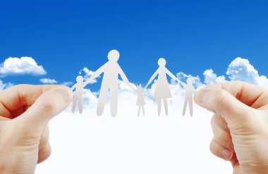 Kağıt aile ellerinde.