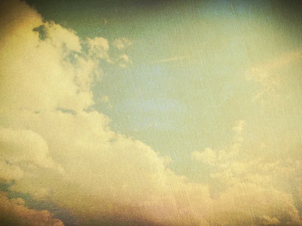 Синяя тень с облаками — стоковое фото