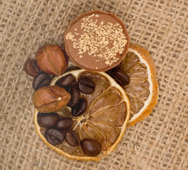 Dulces, limones, nueces y granos de café — Foto de Stock