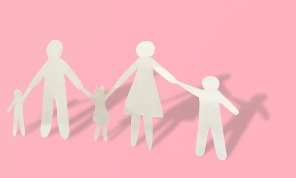 Паперова сім'я на рожевому — стокове фото