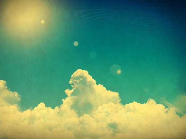 Retro bewolkte hemel met zon — Stockfoto