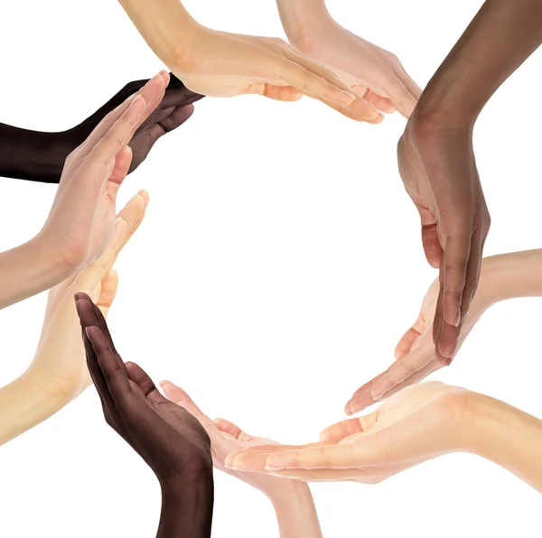 Symbole conceptuel de mains humaines multiraciales formant un cercle — Photo