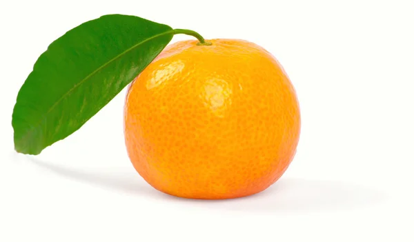 Tangerine with green leaf — Stock Photo, Image