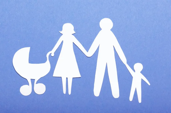 Papierfamilie auf blau — Stockfoto