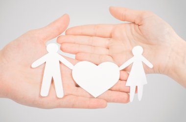 Kağıt aile elinde kalp ile