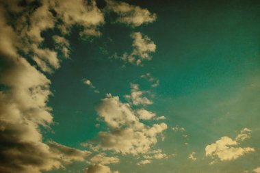 Bulutlu mavi gökyüzü