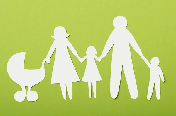 Паперова сім'я на зеленому тлі — стокове фото