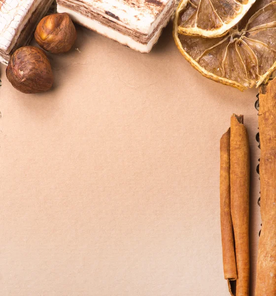Gamla papper med kryddor och godis — Stockfoto