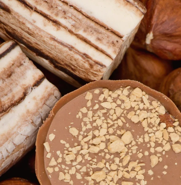 チョコレートのお菓子とナッツ — ストック写真