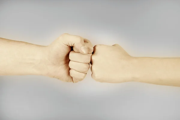 Twee handen: man en vrouw — Stockfoto