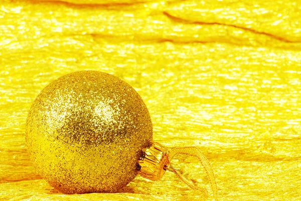 Bożonarodzeniowa piłka na złotym tle — Zdjęcie stockowe