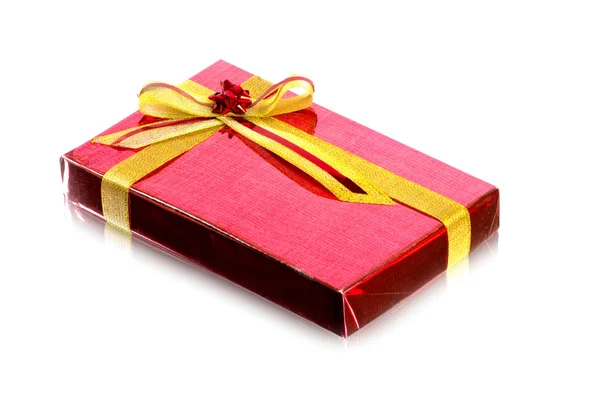 Красная коробка подарков на белом — стоковое фото