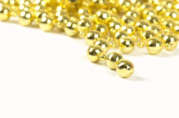 Brillante festliche Perlen von goldener Farbe — Stockfoto