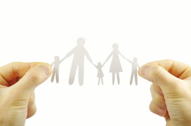 Kağıt aile ellerinde.