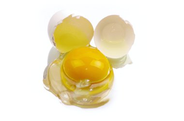Kırık yumurta beyaz arka planda