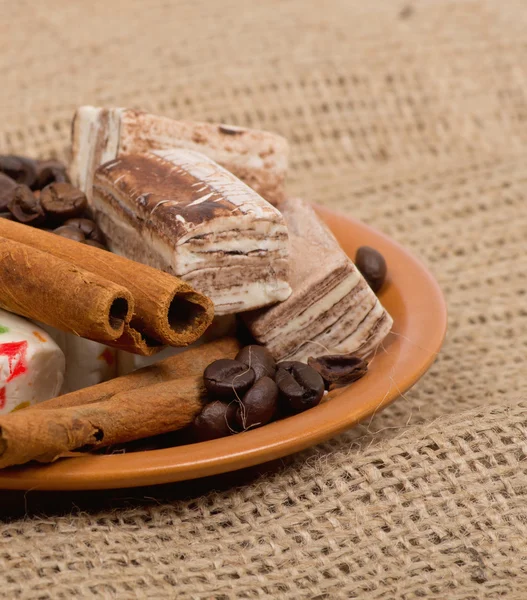 Dolci, cannella, noci e chicchi di caffè — Foto Stock