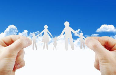 Kağıt aile insanların elinde.