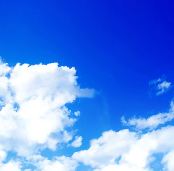 Cielo fondo con nubes — Foto de Stock