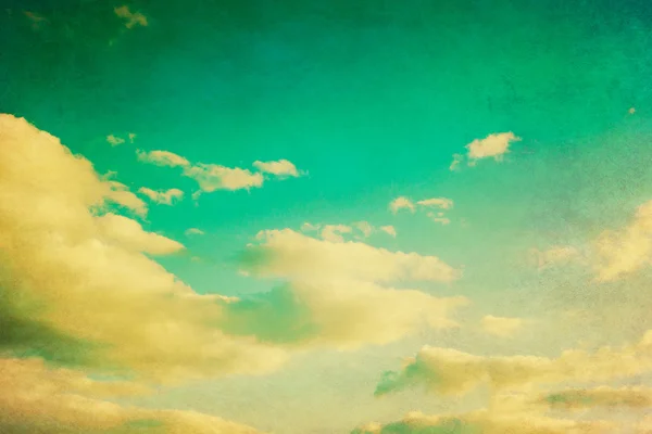 レトロなスタイルの青い空に浮かぶ雲. — ストック写真
