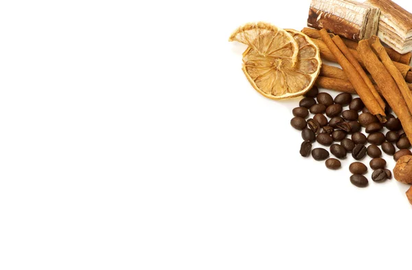 Kávová zrna, skořice, citron a sladkosti — Stock fotografie