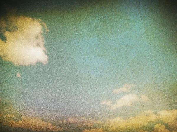 白云在蔚蓝的天空中复古风格. — 图库照片
