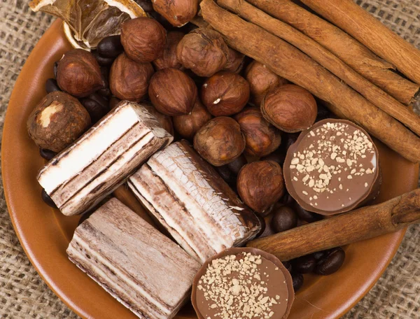 Dulces, canela, nueces y granos de café — Foto de Stock