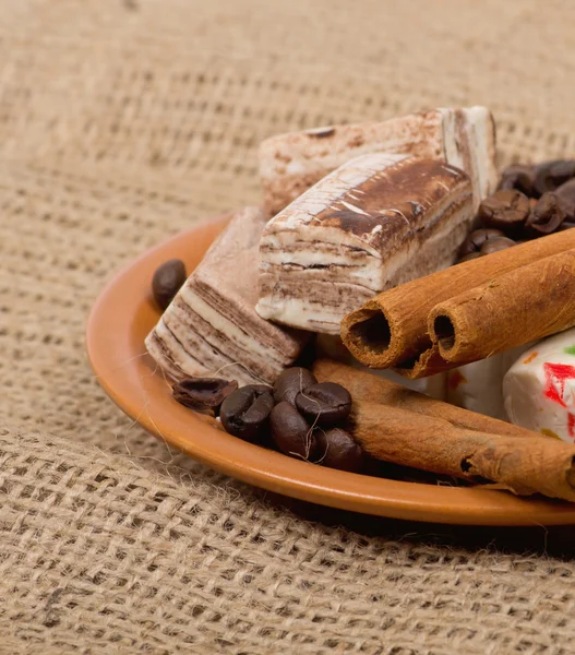 Snoep, kaneel, noten en koffiebonen — Stockfoto