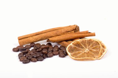 kahve çekirdekleri, tarçın ve limon beyaz