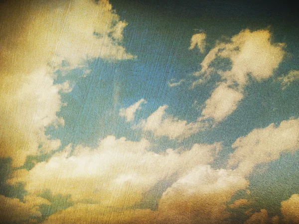 Nuvens no céu azul em estilo retro . — Fotografia de Stock