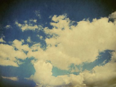 retro tarzı mavi gökyüzünde bulutlar.