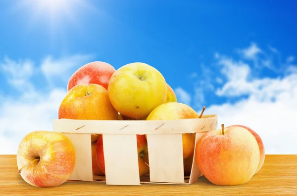 Свежие и красочные яблоки в корзине — стоковое фото