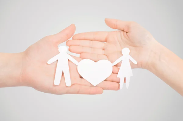 Família de papel com um grande coração nas mãos — Fotografia de Stock