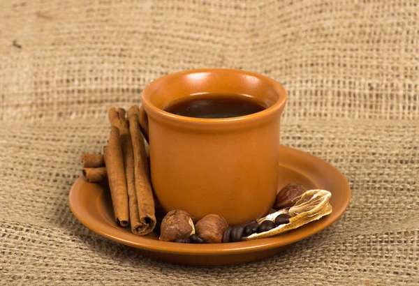 Taza de café con canela, granos de café —  Fotos de Stock