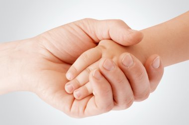 Holding çocuğun el anne