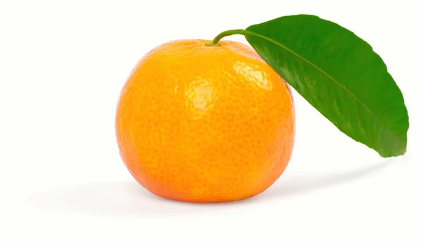 Mandarina con hoja verde — Foto de Stock