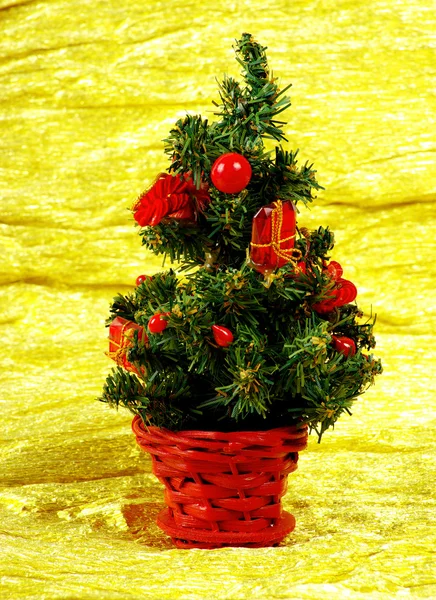 小さい飾られたクリスマス ツリー — ストック写真