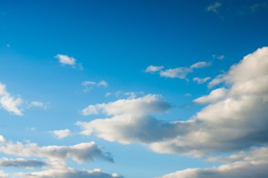 Bulutlu mavi gökyüzü