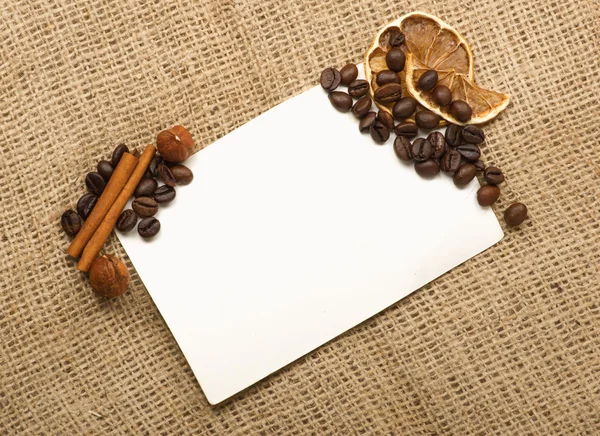 Papier, Kaffeebohnen, Zimt, Zitrone — Stockfoto